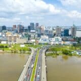 Urbanisation en Côte d'Ivoire : vue aérienne du Plateau à Abidjan