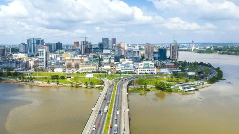 Urbanisation en Côte d'Ivoire : vue aérienne du Plateau à Abidjan