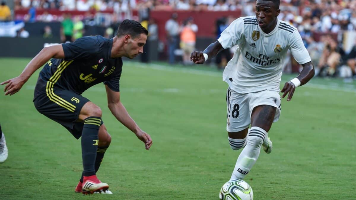 Vinicius Junior pays d'origine : l'attaquant brésilien du Real Madrid balle au pied