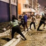 Xénophobie en Afrique du Sud, des émeutiers dans une rue lors de violences anti-immigrés
