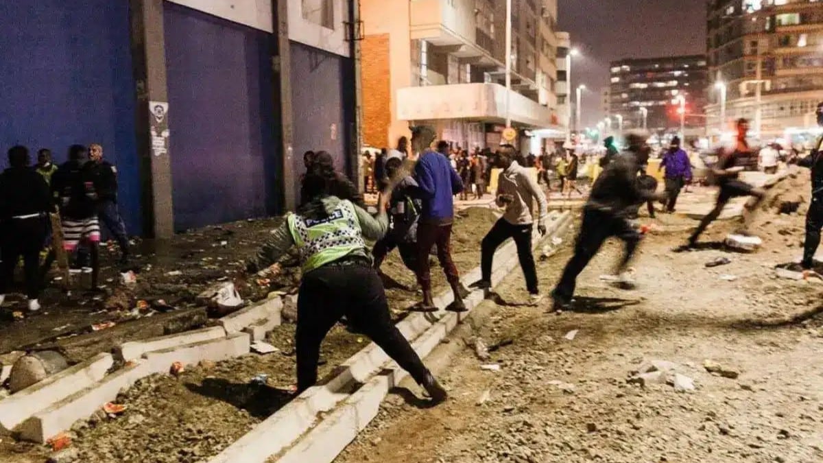 Xénophobie en Afrique du Sud, des émeutiers dans une rue lors de violences anti-immigrés
